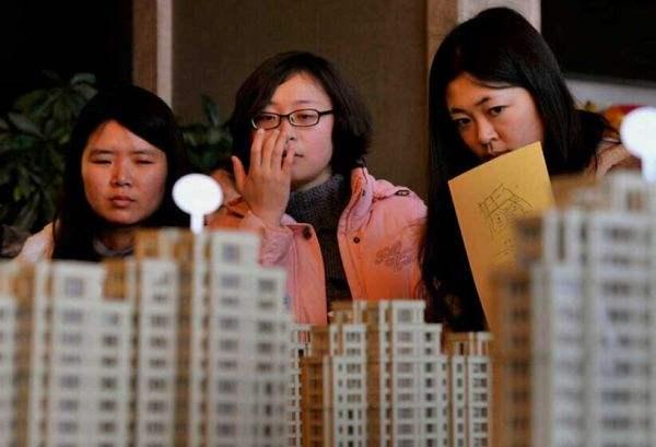 China’s “she economy” rises as women’s purchasing power in the property market continues to increase, eliciting a wave of online discussions on women’s independence in marriage and social status. bit.ly/2TytLI9