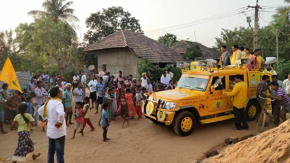 MPMuralimohan's tweet photo. సార్వత్రిక ఎన్నికల ప్రచార కార్యక్రమంలో భాగంగా దేవరపల్లి మండలం యదవోలు గ్రామంలో రాజమహేంద్రవరం ఎంపీ శ్రీ మాగంటి మురళీమోహన్ గారు ,గోపాలపురం నియోజకవర్గ తెలుగుదేశం పార్టీ ఎమ్మెల్యే అభ్యర్థి శ్రీ ముప్పిడి వెంకటేశ్వరరావు గారు. https://t.co/VuBNg3x8zz