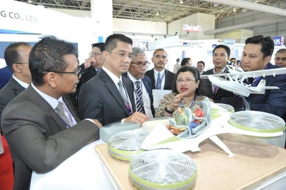 jalilbacker's tweet photo. LIMA 2019 mencatat sejarah dunia. Pemeran kali ini mengejutkan pakar-pakar teknologi pertahanan dunia apabila melihat model kereta terbang Malaysia.

Bakal menjadi kereta terbang termurah di dunia. 😂 https://t.co/WCHySHB68i