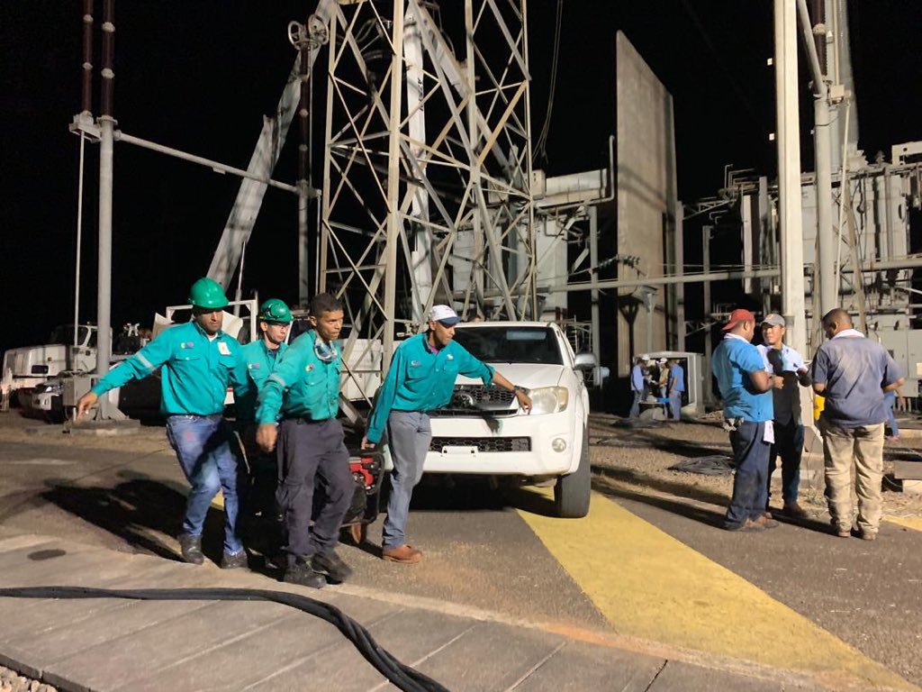 delcyrodriguezv's tweet photo. A esta dura batalla por la recuperación del sistema eléctrico ante el criminal ataque imperial, se han sumado trabajadores de #PDVSA #CVG #SIDOR en apoyo a los trabajadores de #CORPOELEC quienes a esta hora siguen en faena! Venezuela unida vencerá!!! https://t.co/GsPecjs1zA