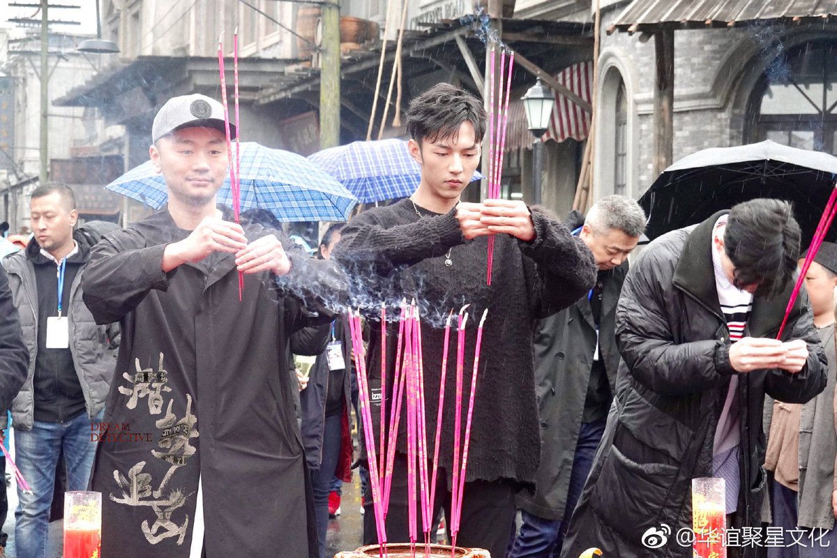 Yym_Chinafc's tweet photo. 멋있는 경찰 수사반장님이 왔습니다~ 예밍군과 함께 추리해 보시죠. 크랭크인을 축하드립니다! https://t.co/f4TbOUhXYK