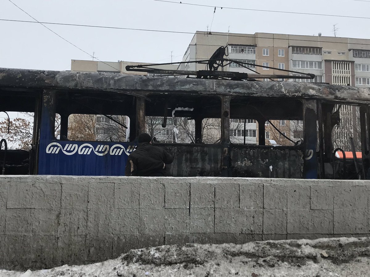 На ул.Камышинская полностью сгорел 🔥 трамвай