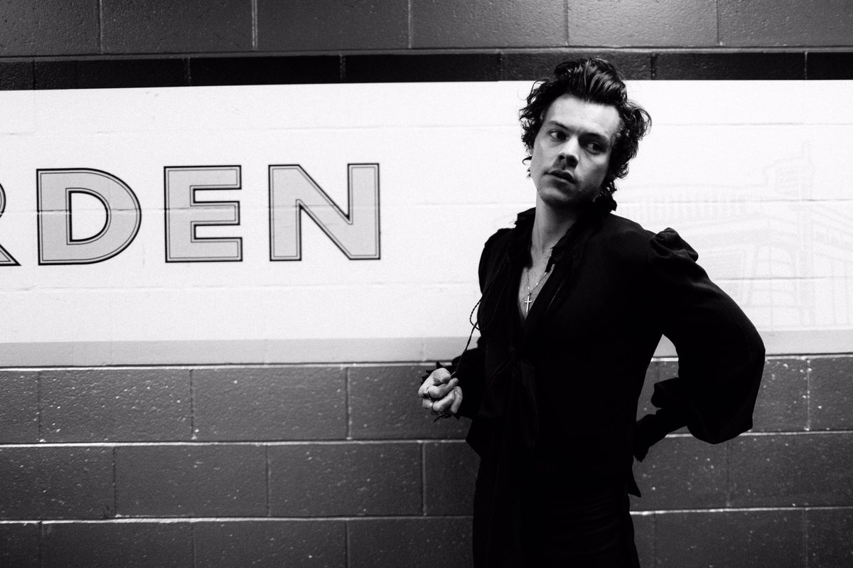 bowleggednerd's tweet photo. Some of Harry's on tour photos remind me so much of Dennis Stock's James Dean New York series. https://t.co/kteEQSf5Hx