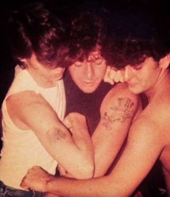 Retrocokes's tweet photo. Johnny Depp in bands; Johnny is a big fan of music and was a part of various bands first four photos are him in The Kids (with Bruce Witkin, Joey Malone, Beano Hanti), fifth one in Bitch and the last one is just him jamming at Miramar High School.
#Retro #Retrocoke #Moodvintage https://t.co/zuCKyXWYoR