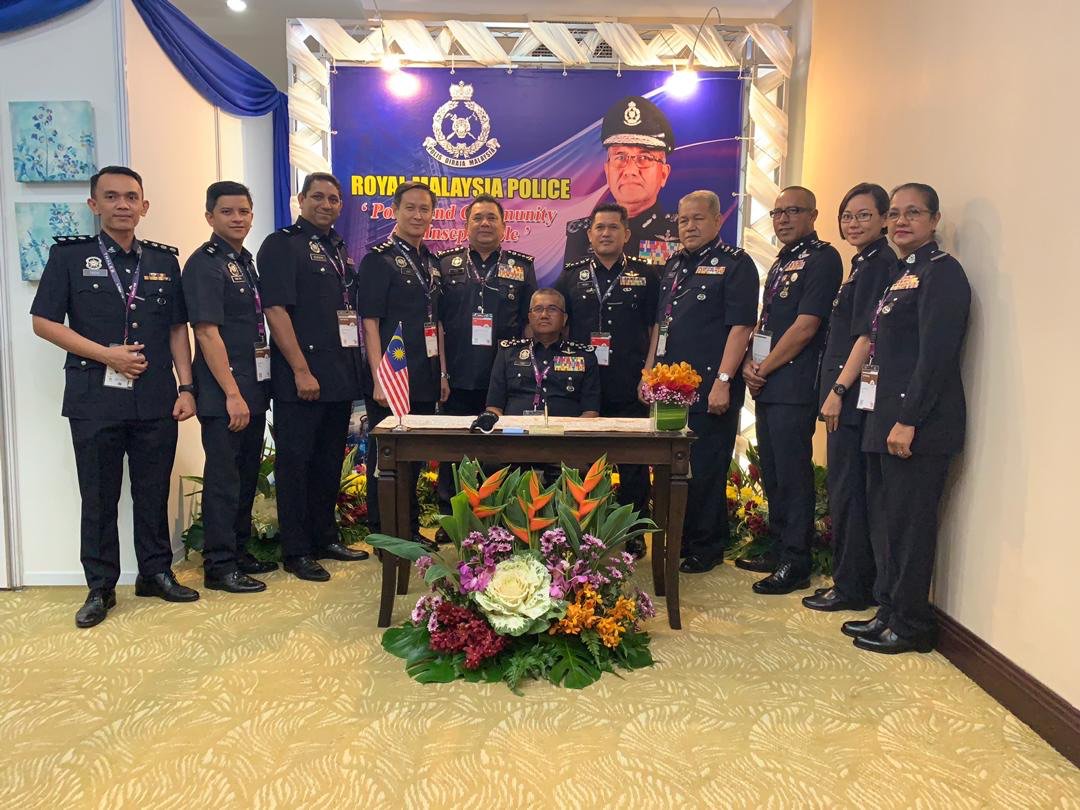 Antara delegasi <a href="/PDRMsia/">Polis Diraja M'sia</a> yang turut bersama-sama saya menjayakan <a href="/LimaExhibition/">#LIMA21</a> pada tahun ini. Merekalah sumber kekuatan dan ‘tulang belakang’ saya dalam memastikan pameran dan urusan PDRM berjalan lancar sepanjang pameran ini berlangsung. <a href="/KDNPUTRAJAYA/">KDN🇲🇾</a>