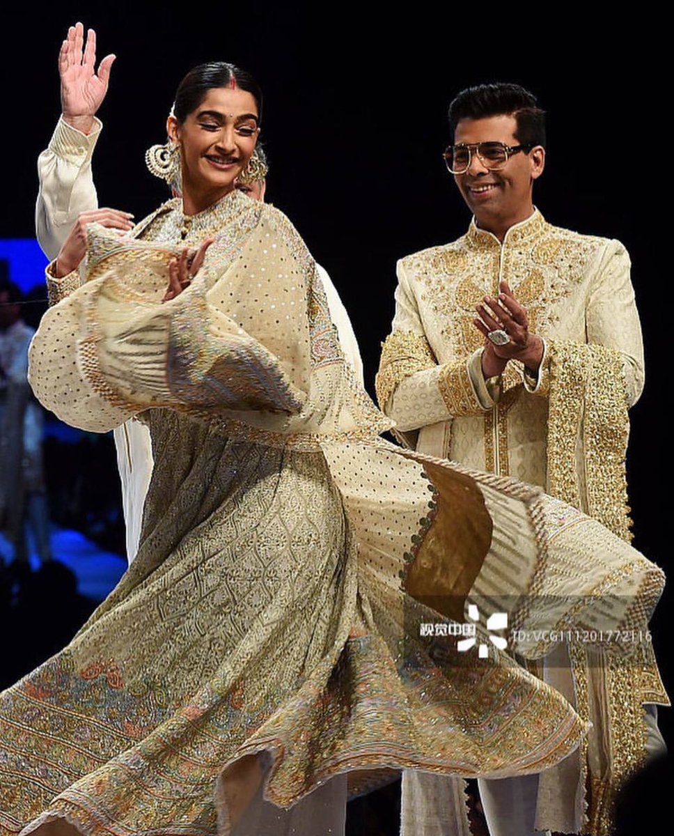 Bollylerinya's tweet photo. Dün düzenlenen 14.”Caring With Style” moda şovunda, Sonam Kapoor ve Karan Johar’da yer aldı📸 Defilenin Kanserli yaşam derneği ile işbirliği bulunmaktadır ve Mumbai’de yer almıştır. #SonamKapoor #KaranJohar #caringwithstyle #Mumbai #Hindistan #BollywoodStars https://t.co/XJBQsdmY50