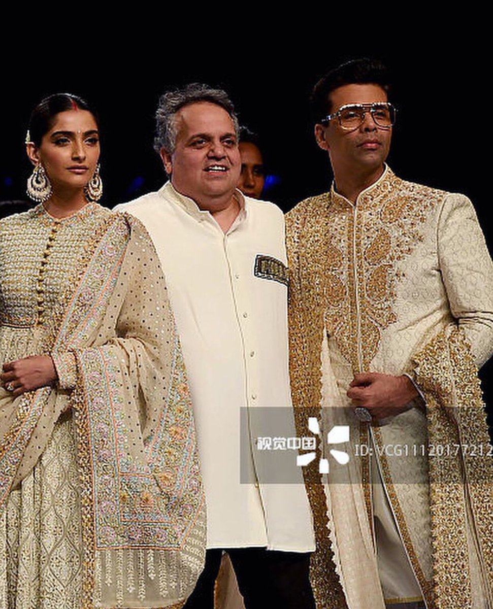 Bollylerinya's tweet photo. Dün düzenlenen 14.”Caring With Style” moda şovunda, Sonam Kapoor ve Karan Johar’da yer aldı📸 Defilenin Kanserli yaşam derneği ile işbirliği bulunmaktadır ve Mumbai’de yer almıştır. #SonamKapoor #KaranJohar #caringwithstyle #Mumbai #Hindistan #BollywoodStars https://t.co/XJBQsdmY50