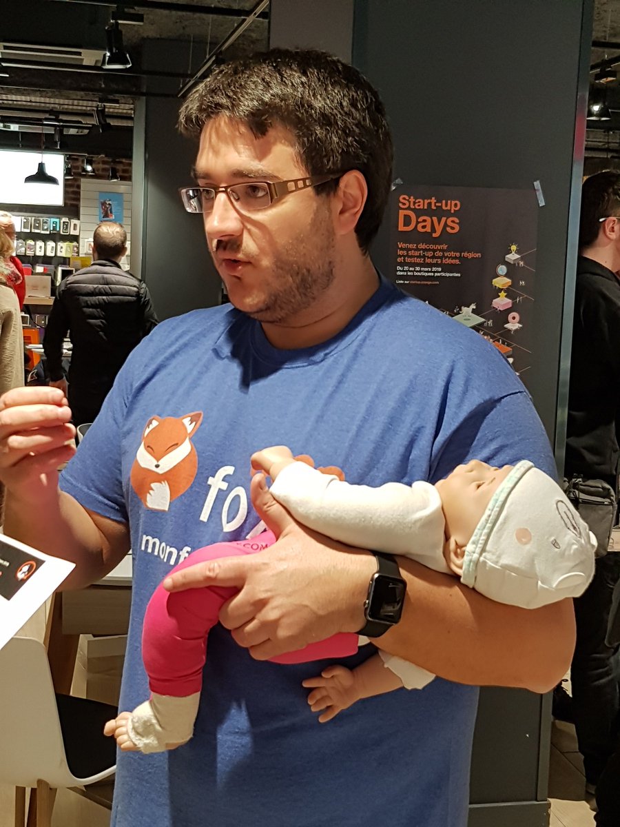 OrangeGrandEst's tweet photo. Venez découvrir la chaussette intelligente développée par @_monfoxy pour garantir la sécurité nocturne de bébé 🌜👼Mickaël et Rachid-Antoine vous accueillent aujourd'hui à la boutique Orange de Metz #24Serpenoise 🤗🙍‍♂️ https://t.co/1TocCjXvJU