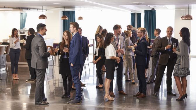 Briser la glace lors d’une soirée #networking , c’est oser aller vers les autres.
Comment faire ? Voici les conseils de <a href="/HerveBommelaer/">Herve Bommelaer</a> , de <a href="/conseilsmkg/">ConseilsMarketing.com</a> , de <a href="/NaninSophie/">NANINSophie Conseils</a> , de <a href="/CelineBeckrich/">dis Celine💋 Instagram et réseaux sociaux</a> et d'<a href="/Amelie_Favre/">Amélie</a> medowe.com/briser-la-glac… #freelance #consultant