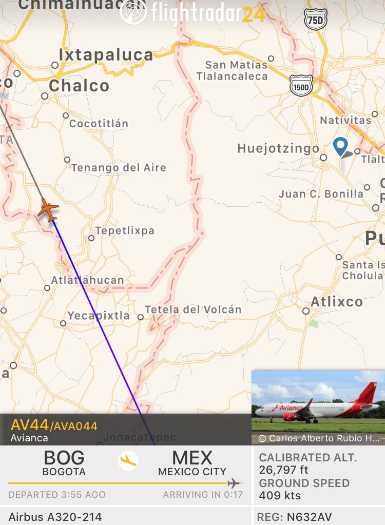 Popocatepetl_MX's tweet photo. Avión pasando detrás del volcán. https://t.co/h2F3TdECMS