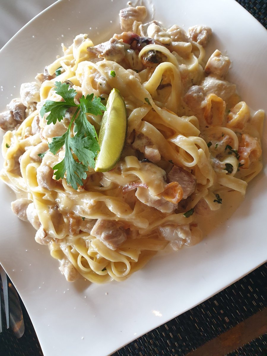 FredericaTuita's tweet photo. Today I ate some of the best chicken nuggets, seafood pasta and pork stir fry I've had in the Kingdom at Nauti Ruby's π #KingdomEats #GoodEats #EatLocalTonga https://t.co/sKISLXbpQ0