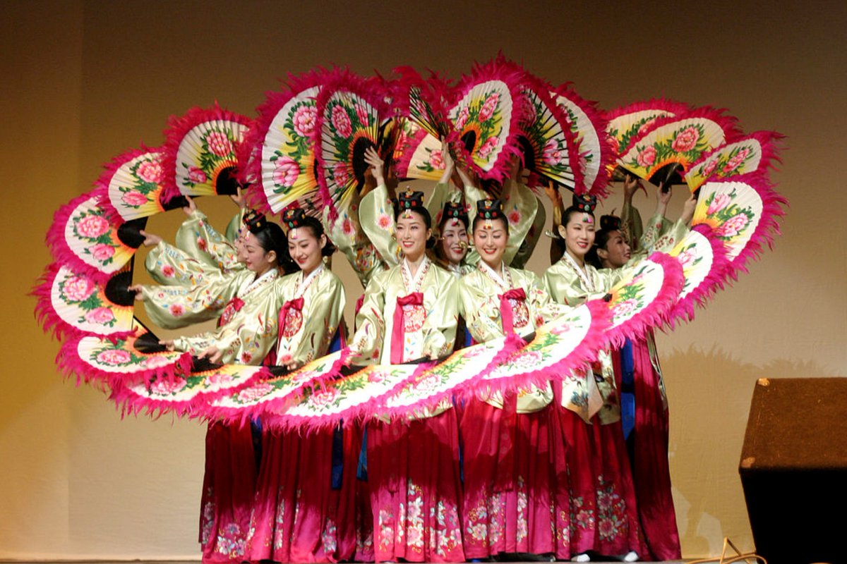 KTOJakarta's tweet photo. Buchaechum merupakan tari kipas sebagai tari tradisional yang paling terkenal di Korea. Buchaechum biasanya dipentaskan oleh sekelompok wanita yang mengenakan hanbok berwarna merah muda serta kipas berwarna senada~
#ktoid #buchaechum https://t.co/U2wY23K1KN