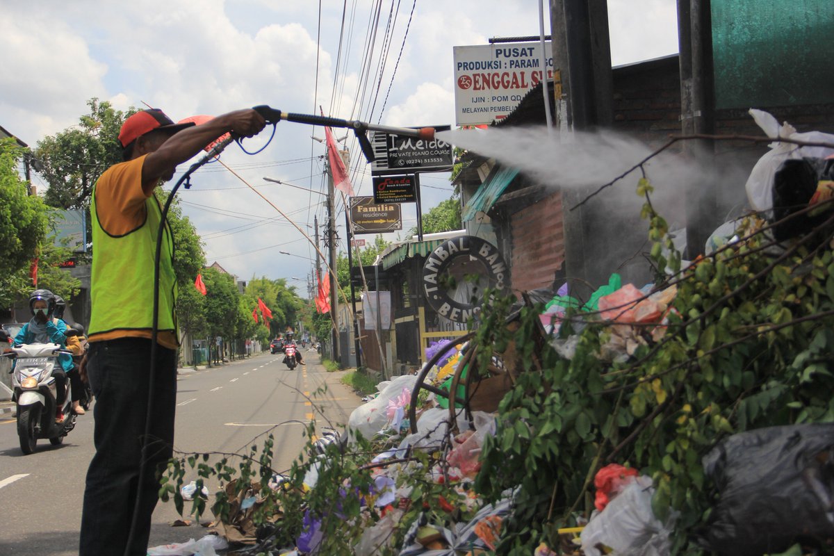 Penyemprotan desinfektan untuk menekan perkembangan lalat dan belatung, yang rencananya akan dilaksanakan di 48 titik TPS. <a href="/PemkotJogja/">Pemerintah Kota Yogyakarta</a> <a href="/humas_jogja/">Humas Pemda DIY</a>