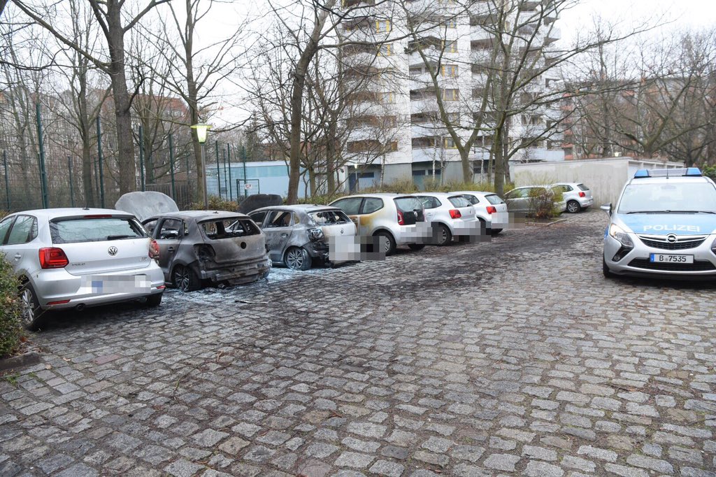 BZ_NachtFloh's tweet photo. Steglitz: Fahrzeuge der Deutschen Wohnen in Brand gesetzt. Staatsschutz ermittelt. https://t.co/I2MRBHJlPM @bzberlin @BILD_Berlin @J_Schilde @BZcat030 @TomSchreiberMdA @GdPHauptstadt @Djeron7 @GdP_Dir4 @Majonnchen @SaschaGuzy @F_Schoenebeck @OlafWedekind @4_strauchi @DPolGBerlin https://t.co/j4q5oCtpxB