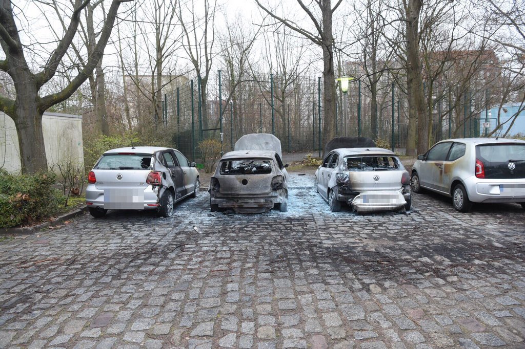 BZ_NachtFloh's tweet photo. Steglitz: Fahrzeuge der Deutschen Wohnen in Brand gesetzt. Staatsschutz ermittelt. https://t.co/I2MRBHJlPM @bzberlin @BILD_Berlin @J_Schilde @BZcat030 @TomSchreiberMdA @GdPHauptstadt @Djeron7 @GdP_Dir4 @Majonnchen @SaschaGuzy @F_Schoenebeck @OlafWedekind @4_strauchi @DPolGBerlin https://t.co/j4q5oCtpxB