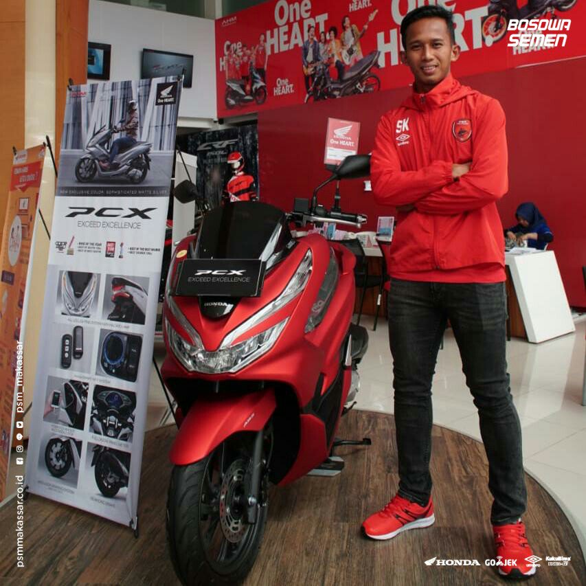 PSM_Makassar's tweet photo. Sepulang dari membela Tim Nasional Indonesia, M Rahmat dan Rizky Pellu juga menerima motor PCX dari Astra Honda Motor.

#PSMarise #EwakoPSM #PCXforPSM #HondaMotornyaPSM https://t.co/Zx7YMtFT8o