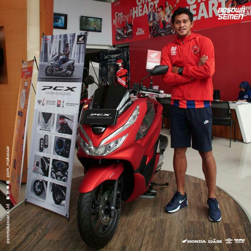 PSM_Makassar's tweet photo. Sepulang dari membela Tim Nasional Indonesia, M Rahmat dan Rizky Pellu juga menerima motor PCX dari Astra Honda Motor.

#PSMarise #EwakoPSM #PCXforPSM #HondaMotornyaPSM https://t.co/Zx7YMtFT8o