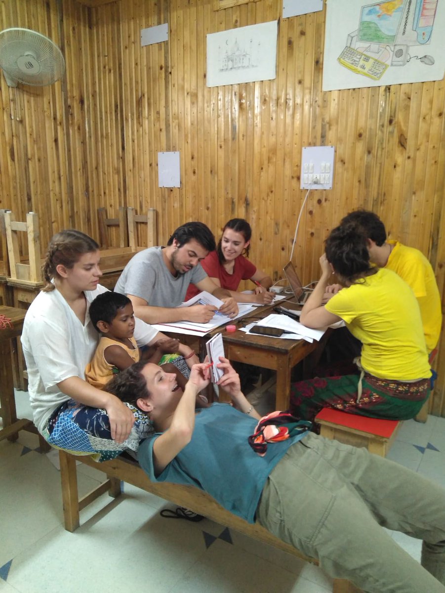 amigosdecalcuta's tweet photo. Nuestros #médicos #voluntarios están en "nuestro" #cole de #Calcuta y también visitando la zona rural de #Sundarbans. En estas fotos podemos ver a algunos de ellos revisando informes sobre casos especiales y realizando talleres sobre la menstruación con las niñas
#AmigosDeCalcuta https://t.co/RubwBxGRO2