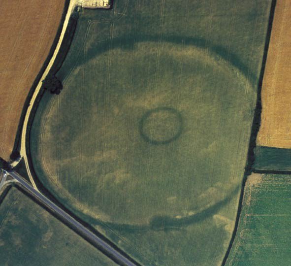 Bloodgate Hillfort is one of a handful of earthwork forts in Norfolk dating to the Iron Age. Today only traces of this impressive earthwork remain. Find out more here: bit.ly/2Jc5BDa #HillfortWednesday
Image: Derek A. Edwards