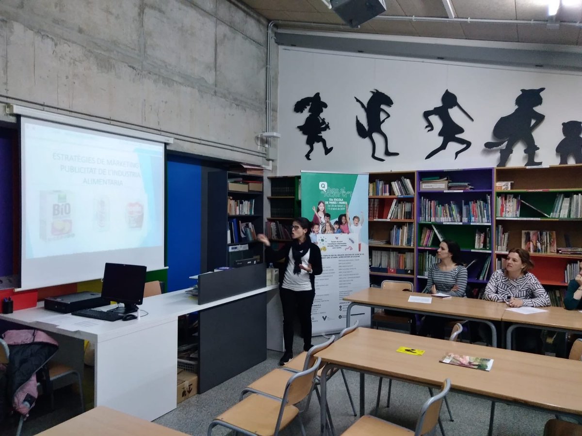 AMPASentfores's tweet photo. Dins la 12a escola de pares i mares, ara ja sabem un mica més sobre la interpretació de les etiquetes dels aliments i també de les estratègies comercials que poden fer atractius aquells aliments que no són del tot saludables. #factorQ2019 #Vic @JusticiaAliment @AMPASentfores https://t.co/16OMe4xF8f