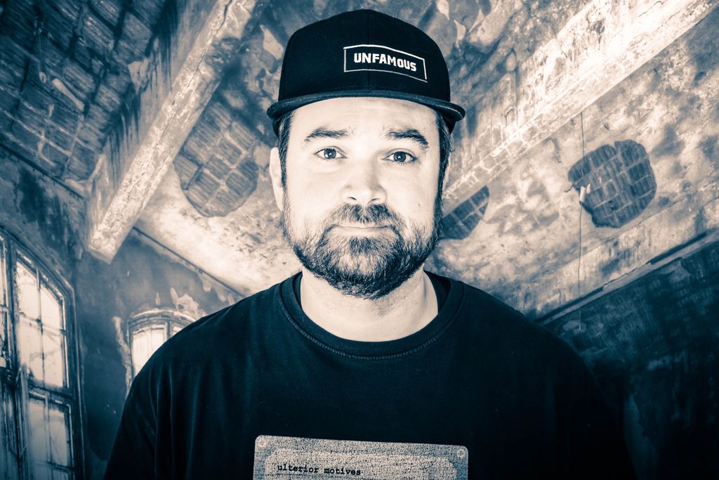UnFamousPod's tweet photo. When I’m not crushin’ it dans l’studio I pose for snaps. 😆
📷👇
@inlivingcolourphotography
Thanks Melissa! 🙏👌🤘
...
#manbehindthemicrophone
#unfamouspodcast https://t.co/fcp5MuZHfb