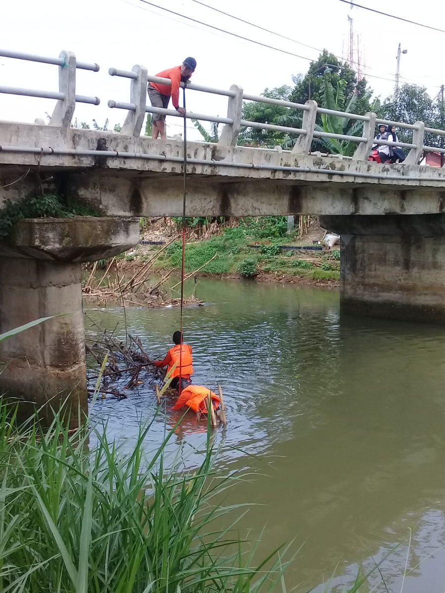 pkl_bpbd's tweet photo. Bersih sungai di Kel. Yosorejo.
@pemkotpkl @HumasPemkotPkl @ganjarpranowo @bpbdjateng
#satgaspb #bersihsungai #gotong #royong #bpbdkotapekalongan #SIAPuntukSELAMAT https://t.co/cvT4bKCVUa