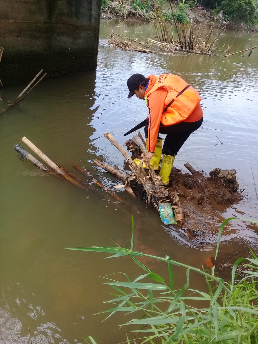 pkl_bpbd's tweet photo. Bersih sungai di Kel. Yosorejo.
@pemkotpkl @HumasPemkotPkl @ganjarpranowo @bpbdjateng
#satgaspb #bersihsungai #gotong #royong #bpbdkotapekalongan #SIAPuntukSELAMAT https://t.co/cvT4bKCVUa
