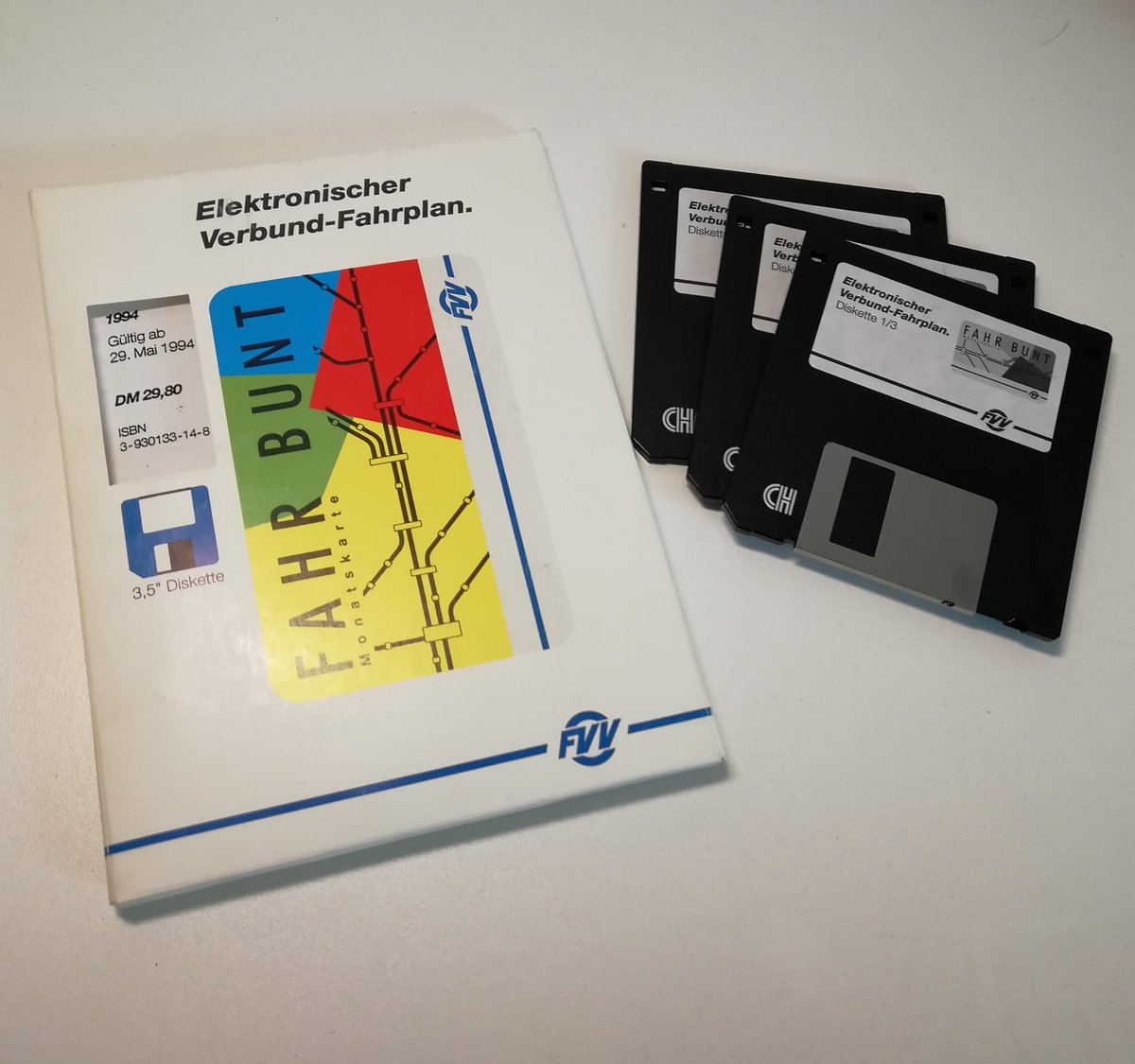 FVV-Fundstück: Elektronische Fahrplanauskunft für den heimischen PC, auf drei modernen 3.5" Disketten. "Direkten Zugriff auf ca. 2000 Haltestellen und ca. 180 Linien im Verbundraum."
Wer braucht schon die <a href="/RMVdialog/">RMV Dialog</a> App, wenn man Windows 3.1 hat? 💾📵