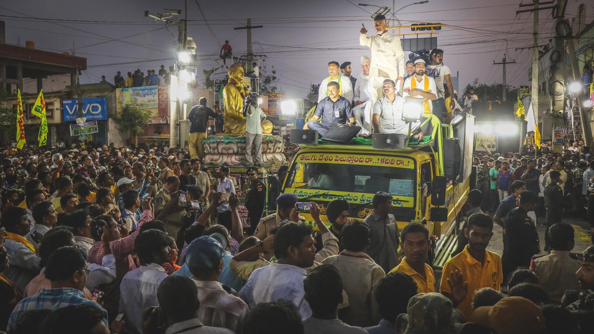 ncbn's tweet photo. ఆంధ్రప్రదేశ్ రైతుల్లో ఆనందం చూసి కేసీఆర్ అక్కసు వెల్లగక్కు తున్నాడు. సీమ చెరువుల్లో నీళ్లు చూసి ఓర్వలేక పోతున్నాడు. 5 ఏళ్లలో ఏపి అభివృద్ది కేసీఆర్‌కు కంటగింపుగా ఉంటే, జగన్‌ ప్రస్టేషన్‌తో ఊగిపోతున్నాడు. అభివృద్దిని ఎదుర్కోలేక తప్పుడు పనులు-చిల్లర బుద్దులు చూపిస్తున్నారు. https://t.co/m19gvKLTdr