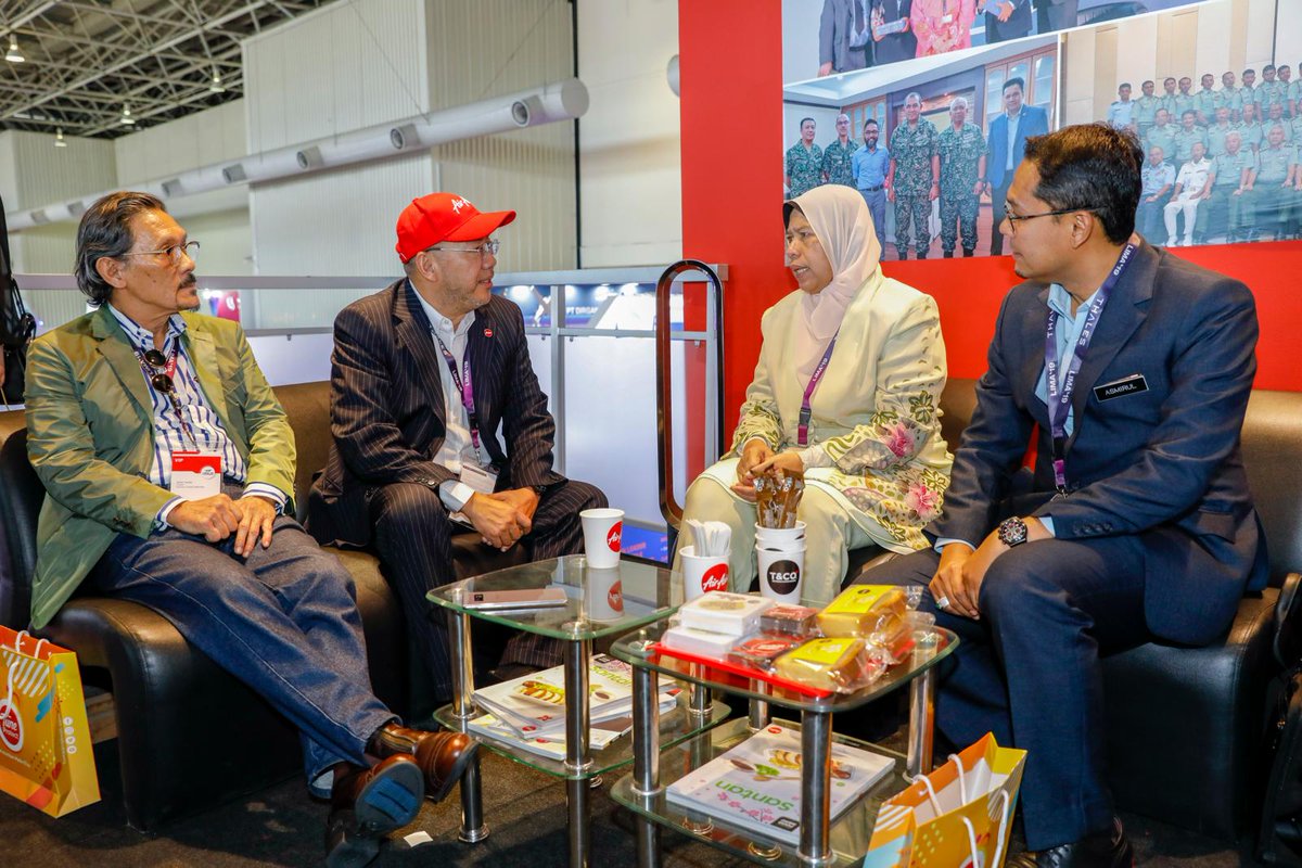 airasia's tweet photo. Thank you @SyedSaddiq, @zuraida_my and everyone for dropping by! If you’re here at #LIMA19, drop by our booth to test out our trendy travel essentials! 😎 https://t.co/8hUX1jxDhL