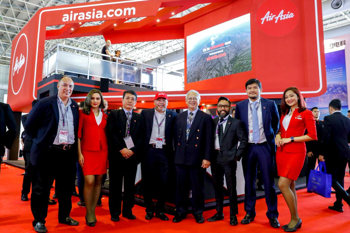 airasia's tweet photo. Thank you @SyedSaddiq, @zuraida_my and everyone for dropping by! If you’re here at #LIMA19, drop by our booth to test out our trendy travel essentials! 😎 https://t.co/8hUX1jxDhL