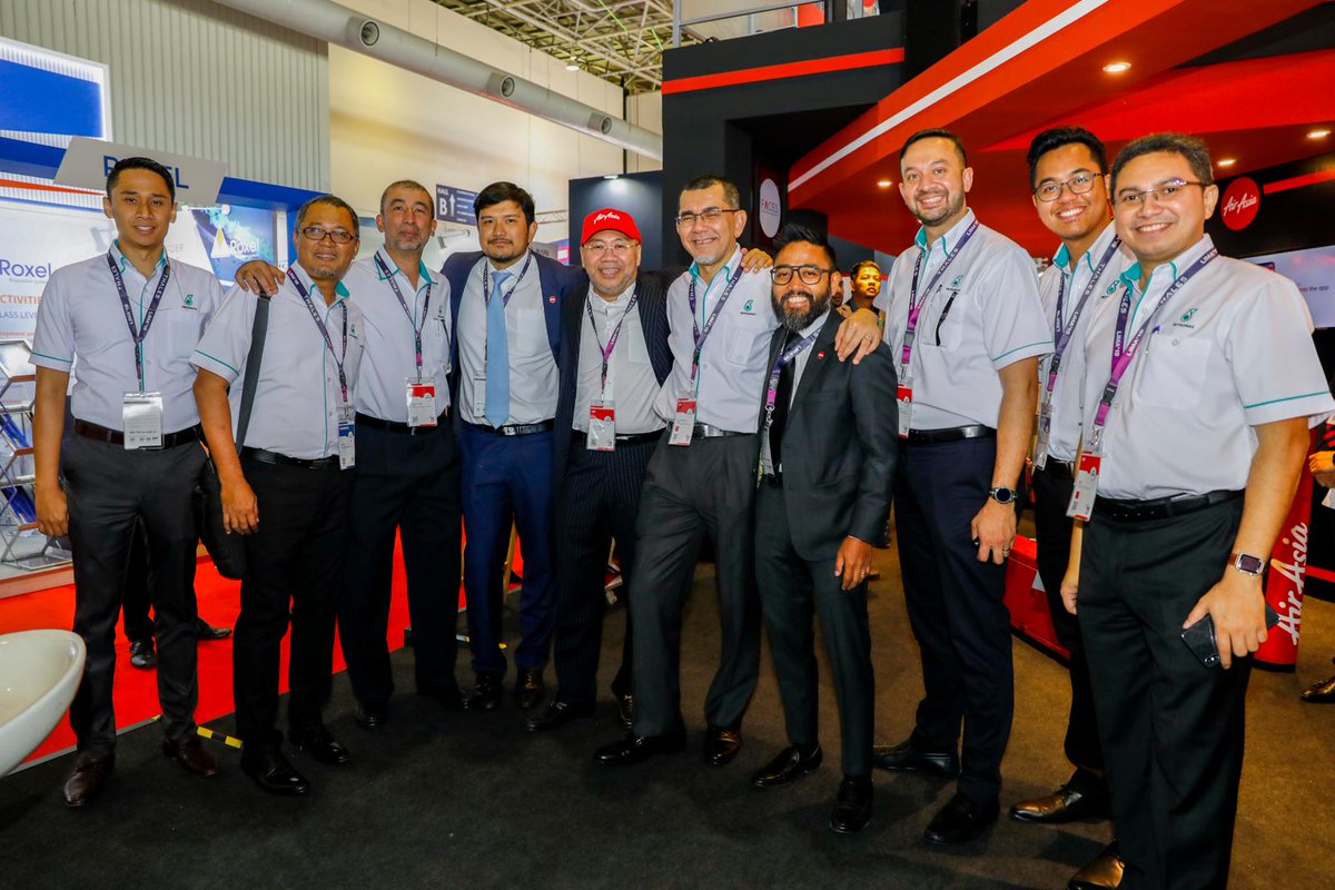 airasia's tweet photo. Thank you @SyedSaddiq, @zuraida_my and everyone for dropping by! If you’re here at #LIMA19, drop by our booth to test out our trendy travel essentials! 😎 https://t.co/8hUX1jxDhL