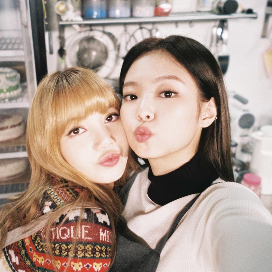IntelBLACKPINK's tweet photo. [IG] 190327jennierubyjane update

"Happy birthday to this beautiful soul 🌼
I love you poopoo @.lalalalisa_m"

@ygofficialblink #BLACKPINK #JENNIE #LISA #AceLalisaDay https://t.co/lvHzkGBLKk