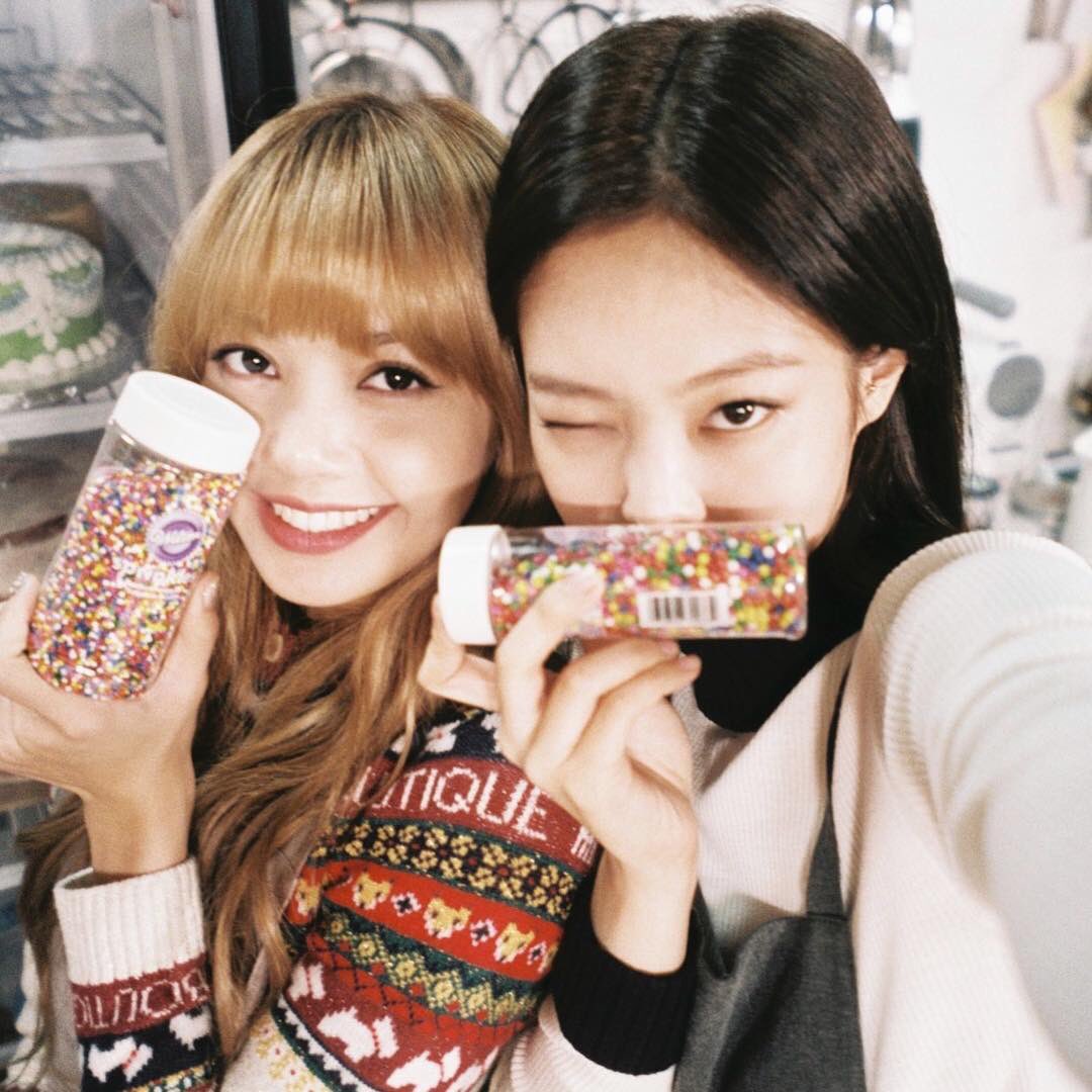 IntelBLACKPINK's tweet photo. [IG] 190327jennierubyjane update

"Happy birthday to this beautiful soul 🌼
I love you poopoo @.lalalalisa_m"

@ygofficialblink #BLACKPINK #JENNIE #LISA #AceLalisaDay https://t.co/lvHzkGBLKk