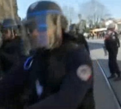 AA_Avocats's tweet photo. Appel a témoignage

Le Procureur de la Republique refuse d'ouvrir une enquête préliminaire sur notre plainte. Nous ferons donc l'enquête.
Nous demandons à tous ceux qui pourraient reconnaitre le policier susceptible de pousser #GenevieveLegay de nous contacter par dm. https://t.co/ANt0lhnkFD