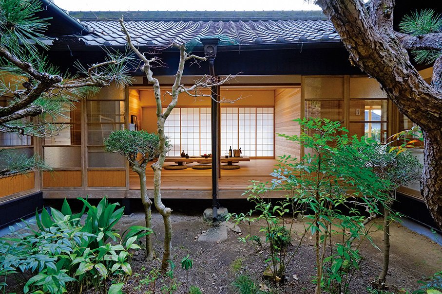 雨楽な家 リノベーションした平屋の中庭は 既存の庭の落葉樹や常緑樹を 剪定しただけですが 緑に囲まれ 四季の花を楽しむことができます リノベーション リフォーム 家づくり インテリア おしゃれな家 マイホーム 工務店 T Co