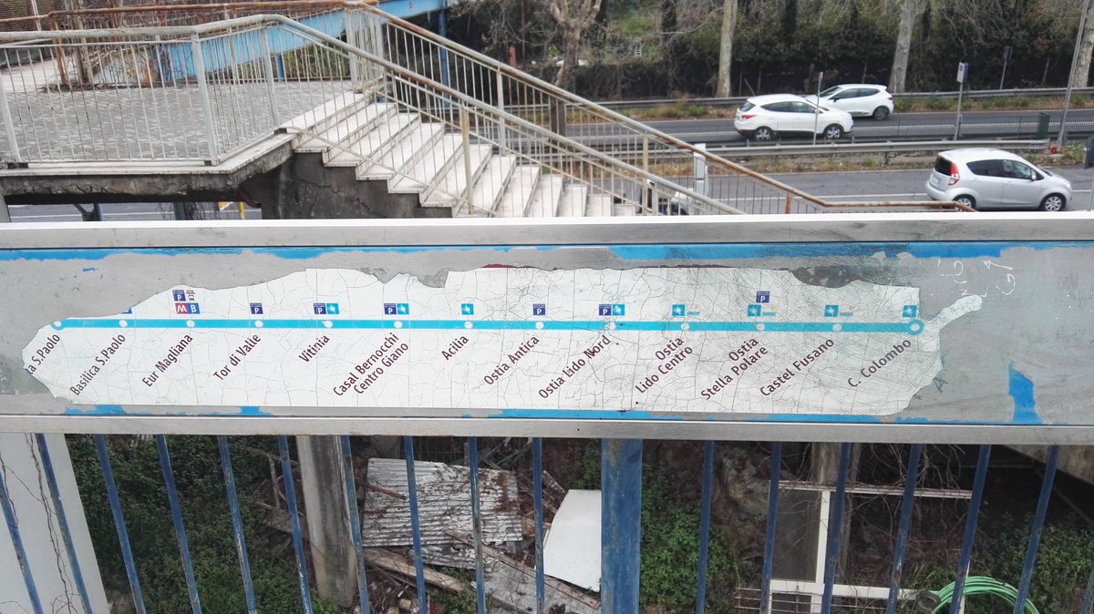 RomaLidoUser's tweet photo. #giornatefai a #tordivalle sulla #romalido é visibile una antica cartina con alcuni nomi di stazioni ancora leggibili, risalente a prima dell'apertura cantiere (periodo a.c) https://t.co/VYpDJTTCwi