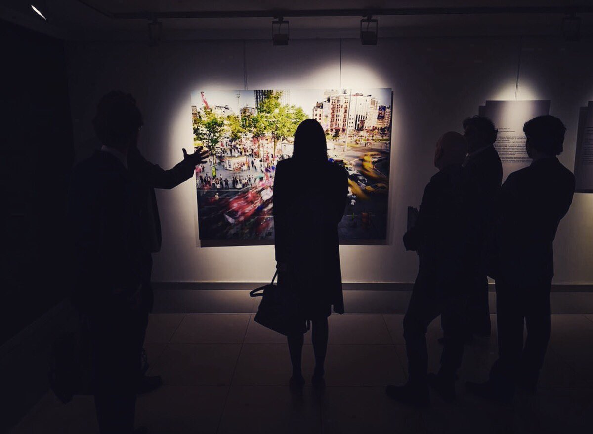guler_sanat's tweet photo. Değerli sanat severlerimizin katılımıyla gerçekleşen keyifli açılışımızın ardından #HollandaKadrajındanTürkEsintisi karma fotoğraf sergimiz 16 Nisan’a kadar ziyaret edilebilir.
#mdekwaasteniet #erikweststrate #QvdH #jwgscholten #hollandabüyükelçiliği  #gülersanat  #NLKulturTR https://t.co/xV7bDBXLsp