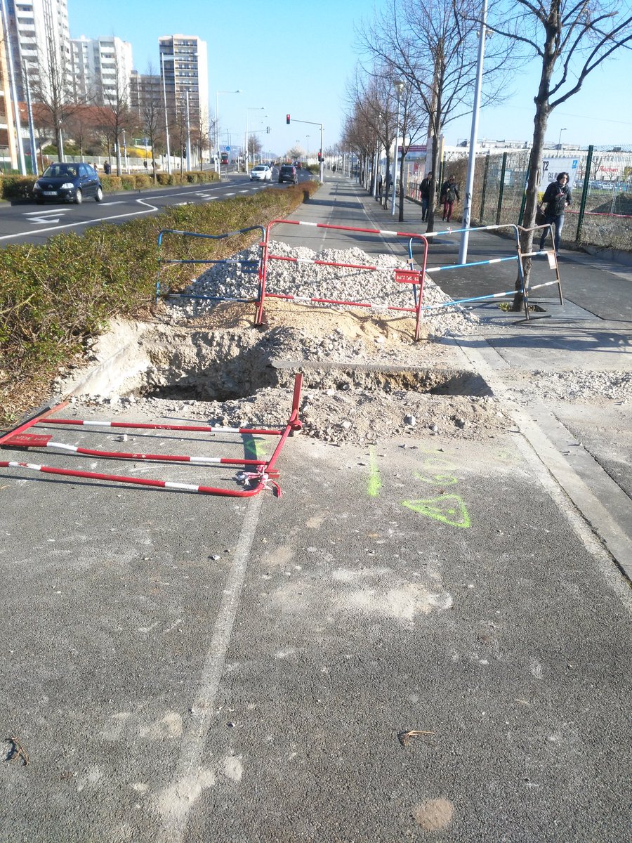 fannybib's tweet photo. Piste cyclable av. Torpilleur Sirrocco, il est urgent de sécuriser ! @ClrmntMetropole @olivierbianchi1 @ClermontFd Merci ! https://t.co/vWEQd0AByJ