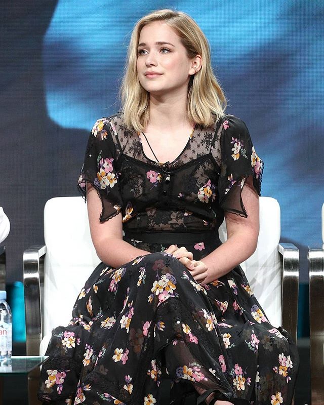 ITElizabethLail's tweet photo. One of my favorite dresses she wore 🌟😍 https://t.co/s201t0NwD8 https://t.co/vHCQmucUEj