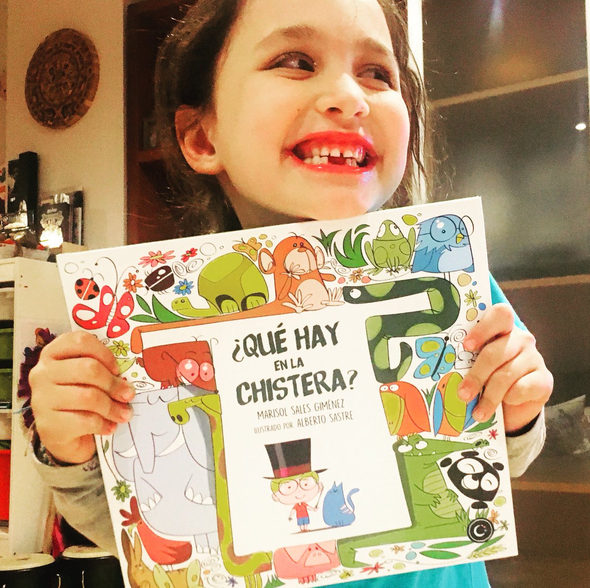 Nueva y especial #reseña: ¿#quehayenlachistera?, de <a href="/Marisol_Sales/">Marisol Sales Giménez</a> y #albertosastre, editado por <a href="/ed_llumdelluna/">Ediciones Llum de Lluna</a> 
Lleno de #magia, #amistad, para trabajar #gestiondeemociones y #soluciondeprobelmas. 

 cuentosquecontar.com/2019/03/26/que…

#hoyleemos #literaturainfantil #lij #queleer