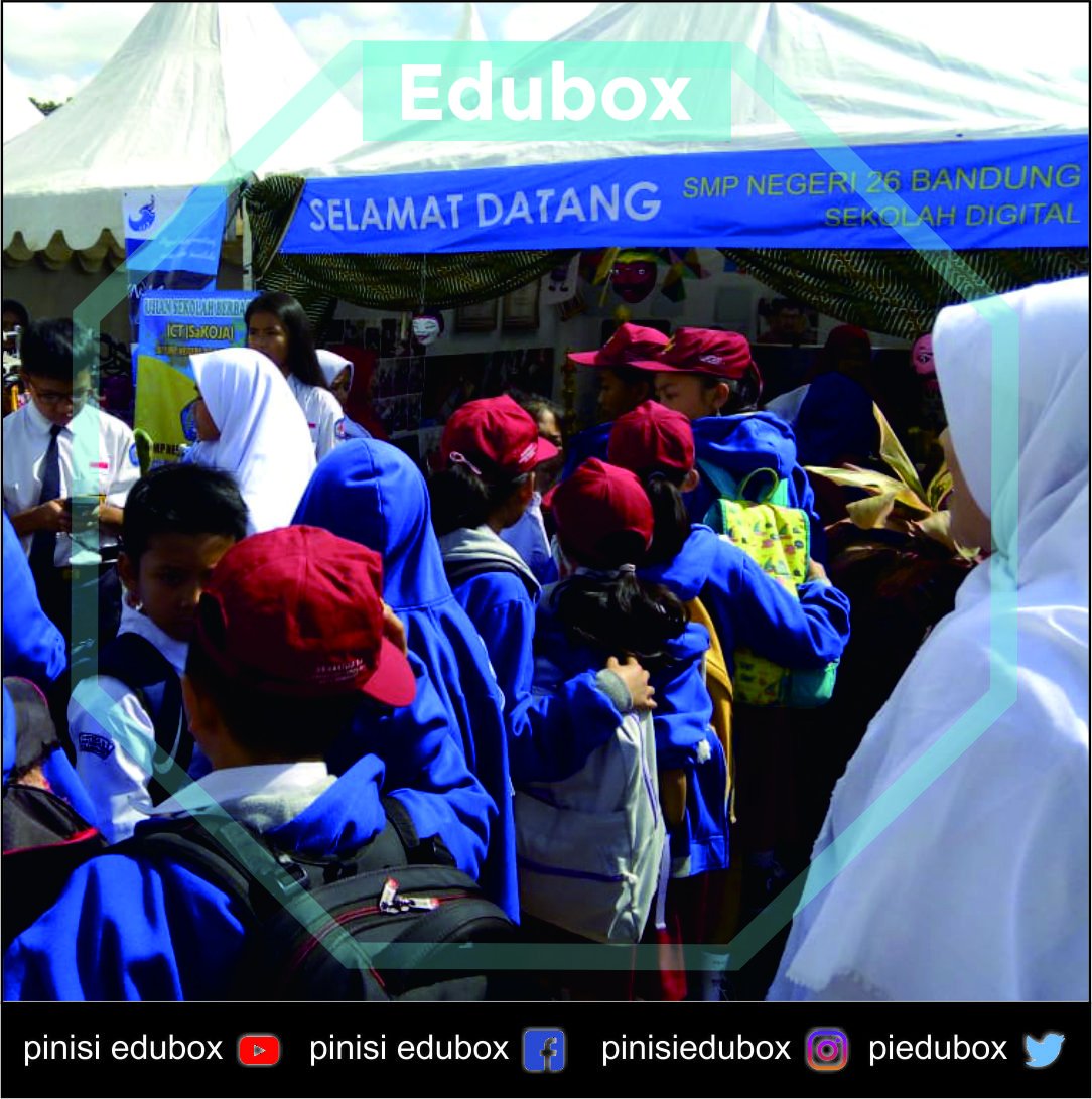 keseruan dalam acara Gebyar Pendidikan dan Kebudayaan yang selenggarakan oleh Kemendikbud di  Sport Center Arcamanik,Kota Bandung, sabtu (23/03/2019), pada saat peserta mencoba perangkat Edubox di stand SMPN 26 Bandung yang mengusung tema sekolah digital.

#edubox  #kemendikbud