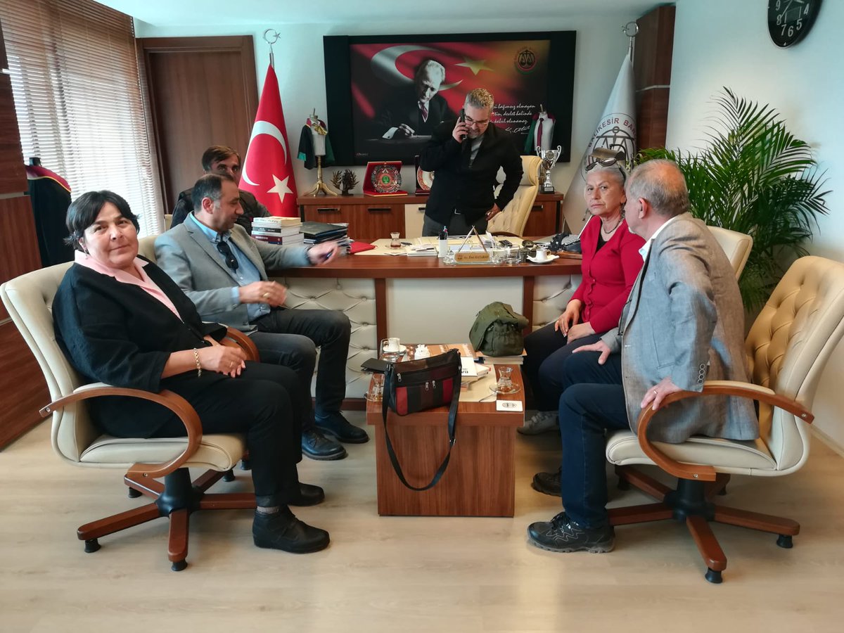 HDPBalikesir's tweet photo. Balıkesir Büyükşehir Belediye Eşbaşkan adaylarımız Yurdanur GÜVEN ve Ali KENANOĞLU 
Balıkesir Barosu ve TMMBO Mimarlar Odasını ziyaret etti..

#BirlikteDemokrasiye #HDPBalıkesir #HDP https://t.co/cO4KWdDgpe