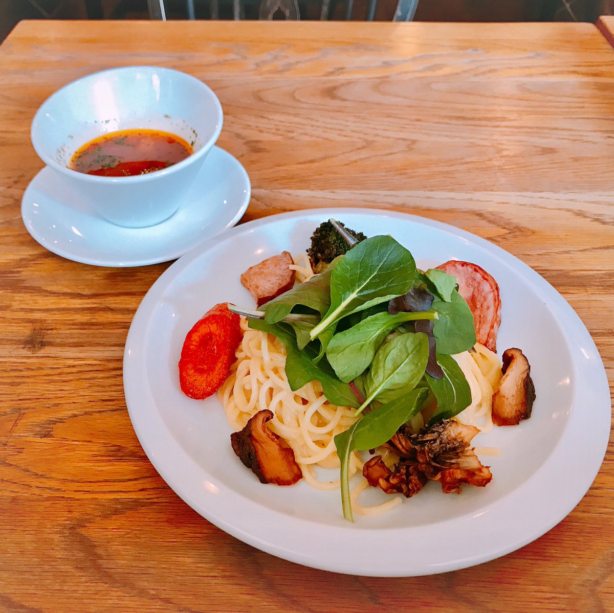 OKXsGovern's tweet photo. 先週の話。セミナーで知り合ったつーちゃんが働く「野菜が美味しいカフェ〜ロンギングハウス神宮前店」でパスタランチを食べました。おいしー❗️野菜の甘みがしみ込んだミネストローネもいい香り〜♪

近くには明治神宮もあり、参拝して気分を落ち着かせるのもオススメです
 
#かおり #ロンギングハウス https://t.co/dpl49eJykV