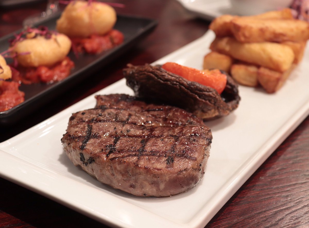 10oz Rib Eye Steak *GF* 
Cooked to how you like &amp; served with a Portobello mushroom, confit tomato, hand cut chips &amp; your choice of peppercorn or Bearnaise sauce! 

.
.
.
.
#steak #ribeye #steaklife #steaklovers #reidsrestaurant #billericay #essexfood #essex