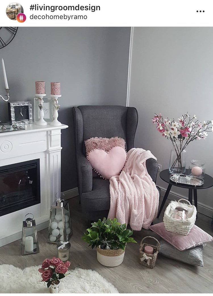 Sitä vaan ihmettelen, että kuin kummassa kukaan kestää elää tällaisessa ympäristössä. 😱

Itse olisin alvariinsa turvallani, kun kompastelisin tuohon sälään lattioilla. 

#sisustus #sisustaminen #olohuone