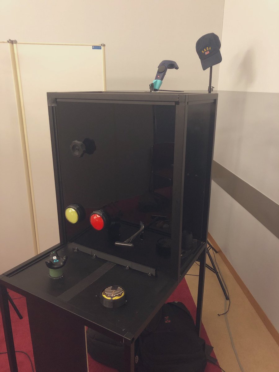 omeme_1231's tweet photo. 3DUIcontestは、「謎解き」がテーマのコンテストでした!
トラッカーを上手く使用して、VR内では地下室だったり研究所だったりから、実際に物に触れて謎を解いていくもの👀
写真のものも、難しそうな機械や宝箱に見えてて楽しかった!!
#IEEEVR2019 https://t.co/EXCXI66ljo