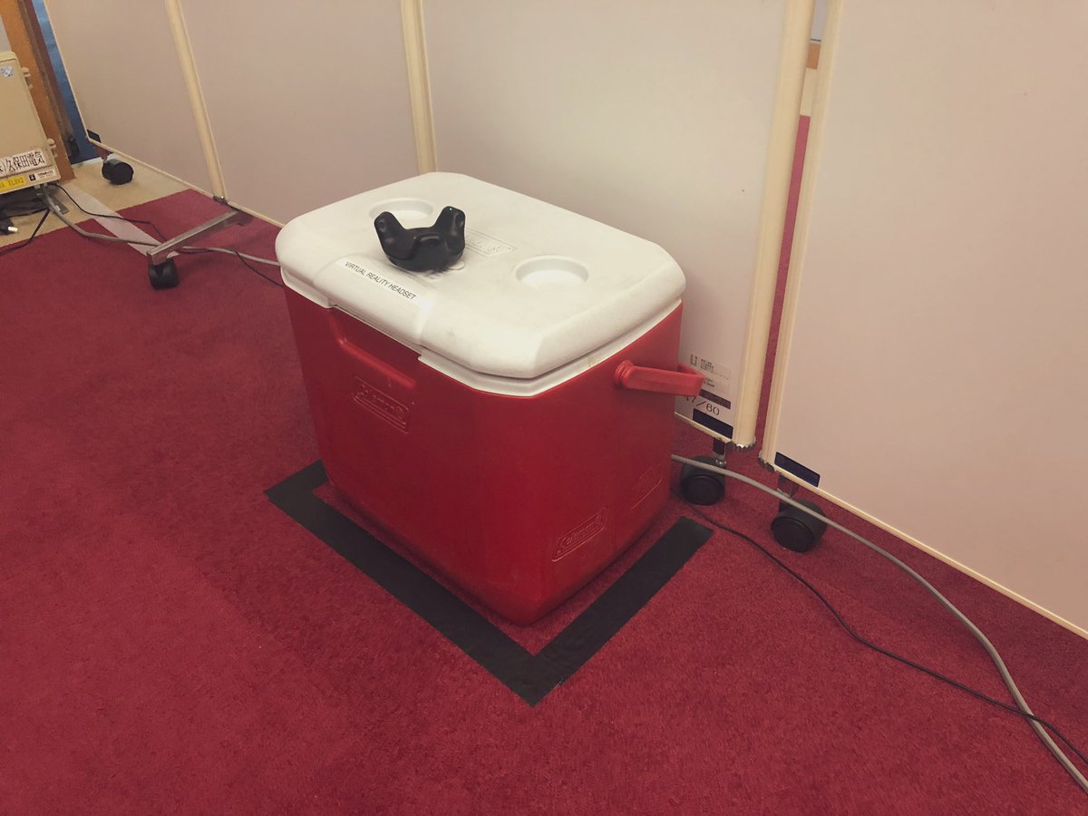omeme_1231's tweet photo. 3DUIcontestは、「謎解き」がテーマのコンテストでした!
トラッカーを上手く使用して、VR内では地下室だったり研究所だったりから、実際に物に触れて謎を解いていくもの👀
写真のものも、難しそうな機械や宝箱に見えてて楽しかった!!
#IEEEVR2019 https://t.co/EXCXI66ljo