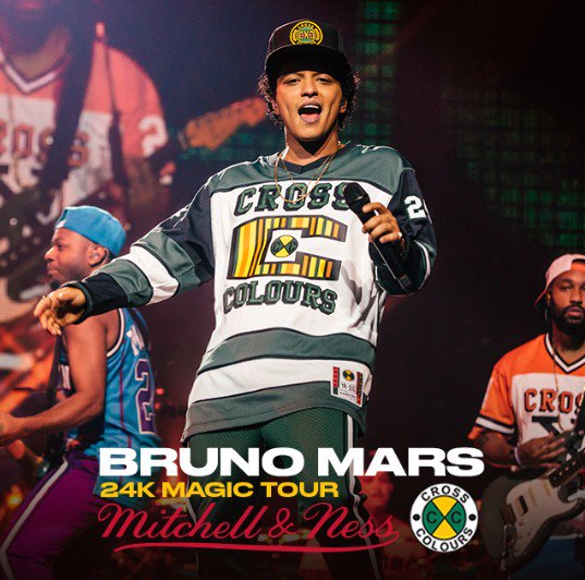 BrunoMars_Japan's tweet photo. ブルーノ・マーズ
本日より日本の公式ストアで販売開始となった新作グッズ😎
本人が着用した写真がこちら✨

カーディ・Bも2年前のグラミー賞で着用😍
グッズはこちらからチェックを‼️
https://t.co/DJbjgqIC2I https://t.co/LiJkLYZ38p
