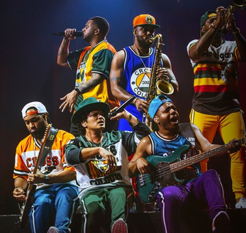 BrunoMars_Japan's tweet photo. ブルーノ・マーズ
本日より日本の公式ストアで販売開始となった新作グッズ😎
本人が着用した写真がこちら✨

カーディ・Bも2年前のグラミー賞で着用😍
グッズはこちらからチェックを‼️
https://t.co/DJbjgqIC2I https://t.co/LiJkLYZ38p